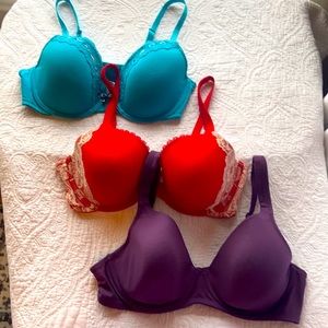 🌺 Victoria’s Secret 3 Bras Sz 36C.